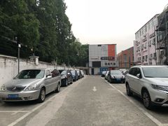 -沃尔玛上海田林店-地面停车场