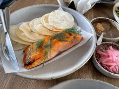 烟熏三文鱼配烤饺子皮和芥末籽酱-BOR Eatery(安福路店)