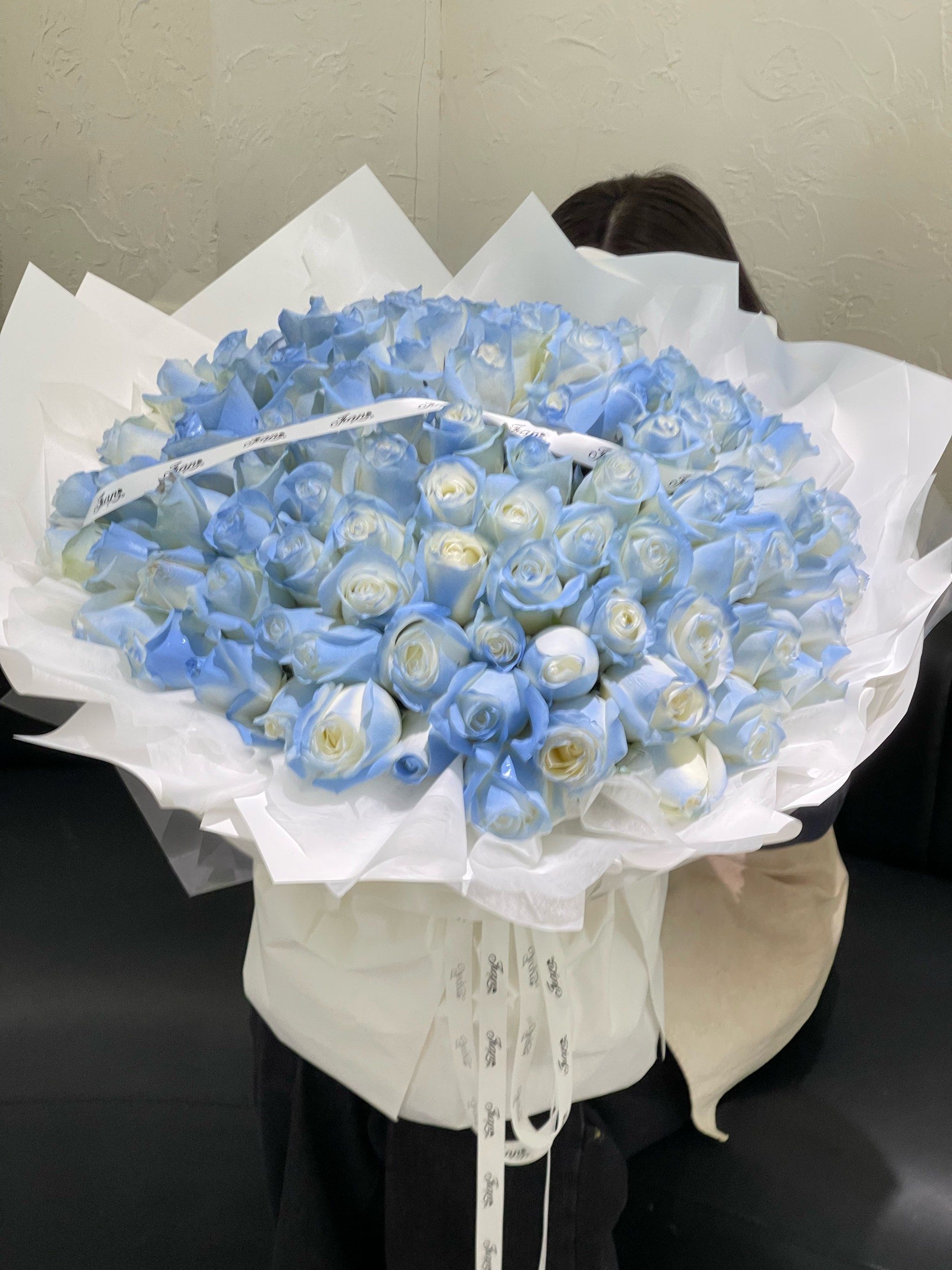 99朵碎冰蓝玫瑰