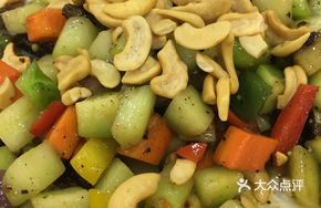 Cashew Stir-fried Snowflake Beef Cubes with Chinese Broccoli