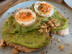 牛油果煮蛋吐司-RAC BAR(安福路店)