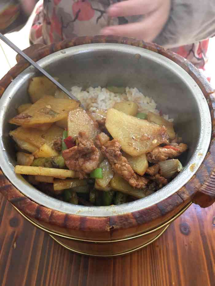 农家木桶饭(滨康店)-"店面不太起眼,但是店铺外卖做得很多.看到.