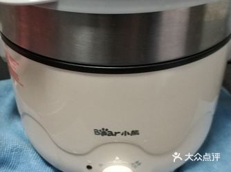 小熊电煮锅，买了附加蒸锅的那种，小巧可爱，有两档内层