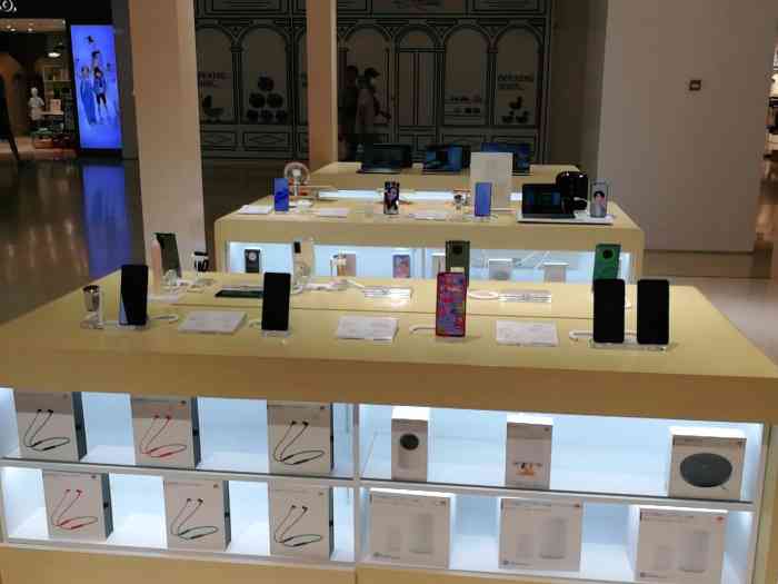 华为手机专柜很赞,服务很好,还送了我数据线,很棒