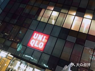 商场货品齐全，最有特色的是后面的一条酒吧街