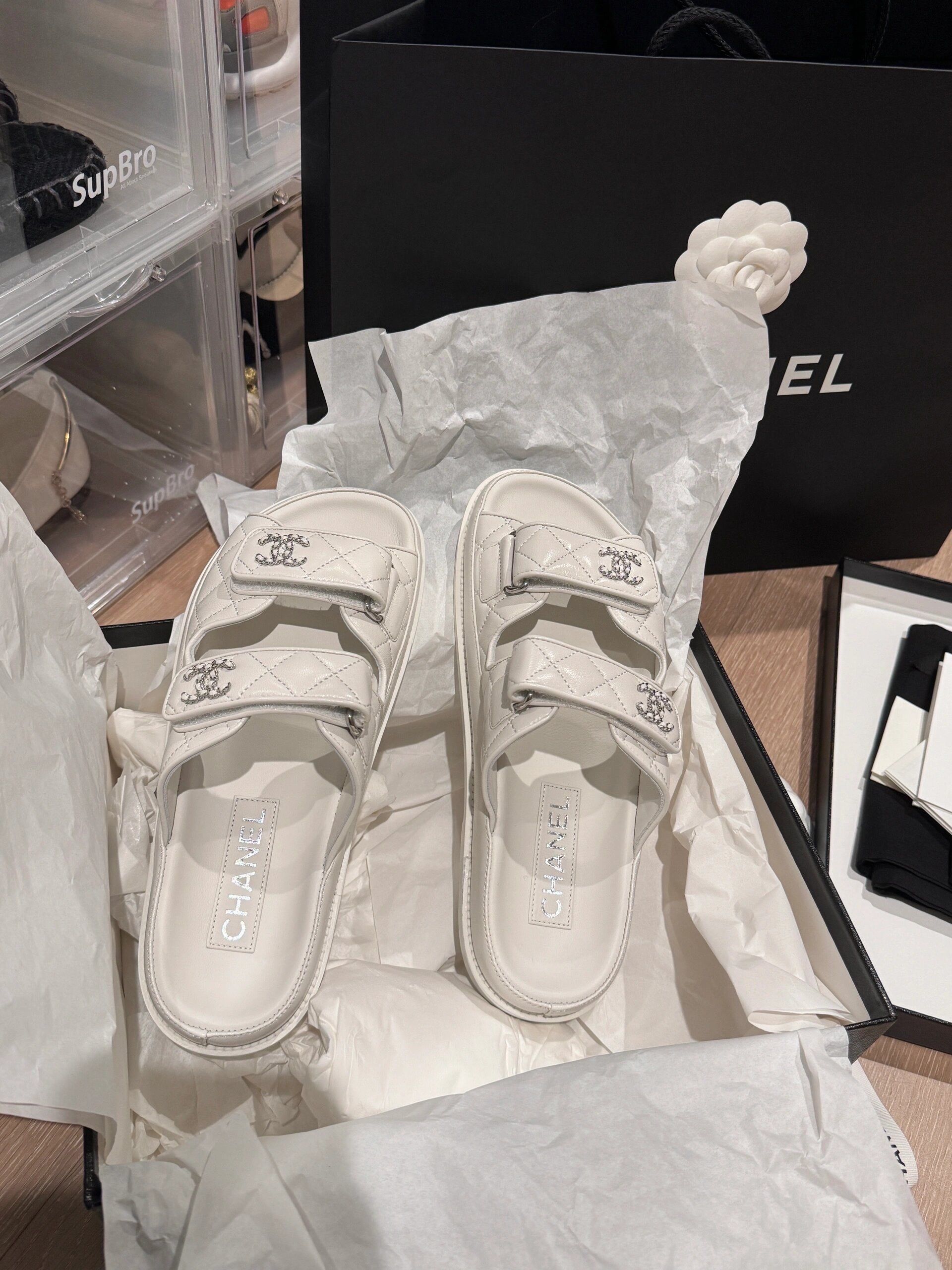 chanel24魔术贴白色 太显脚白了[偷笑]