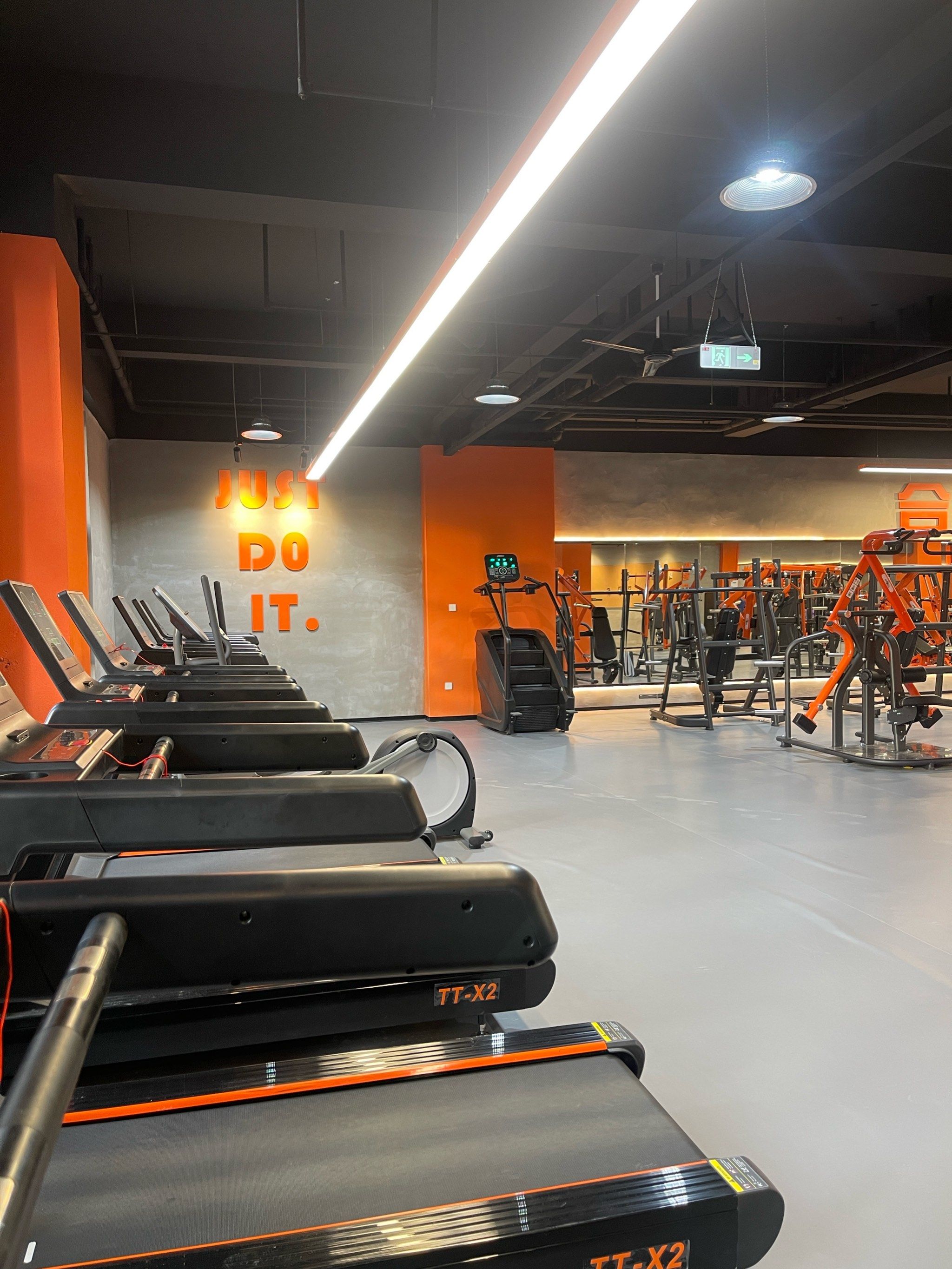 新开的一家健身房,环境不错,也没人推卡,不错