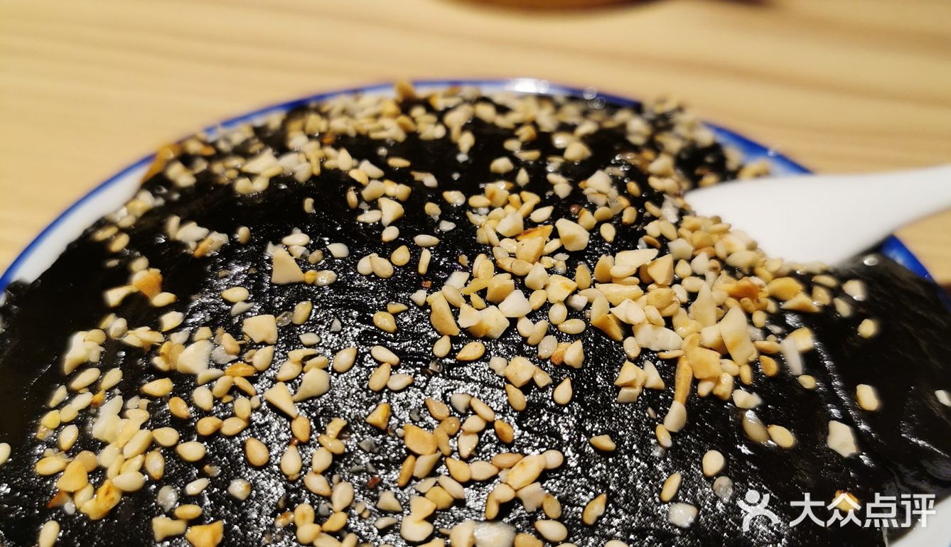 我在店里坐了两个小时，来来去去很多上了年纪的朋友