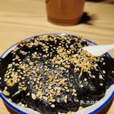 我在店里坐了两个小时，来来去去很多上了年纪的朋友