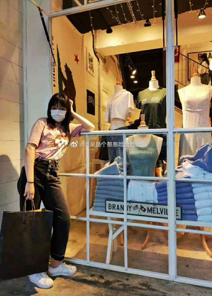 brandy melville-"bm上海唯一一家实体店店面有两层,第一.