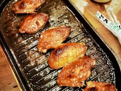 料理烤焦香翅中-老东镇啤酒屋海鲜加工·蒸汽海鲜·海鲜烧烤(台东店)