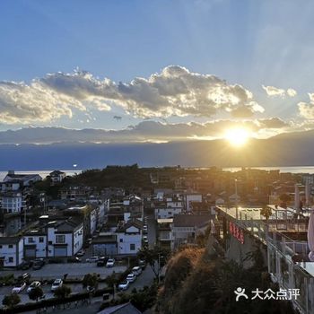 她们现在洋人街新店开业 有活动 非常划算 99双人套餐