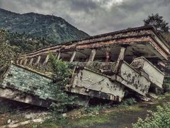 -四川汶川特大地震漩口中学遗址