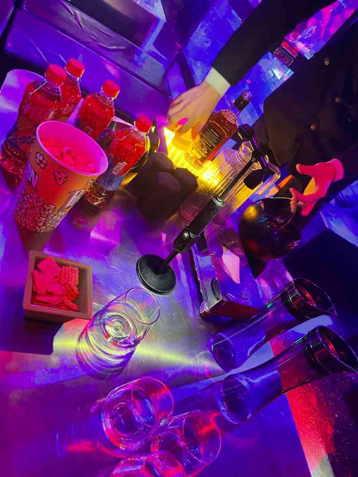 school 酒吧-"第一次去这间酒吧.感觉一入到前台的招呼.