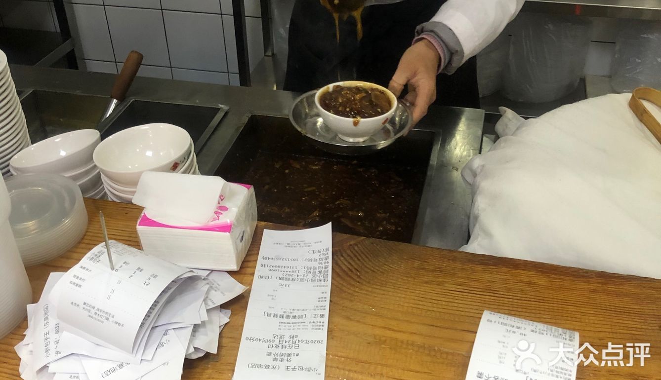 一大碗，挺实惠的，烧饼也挺入味的