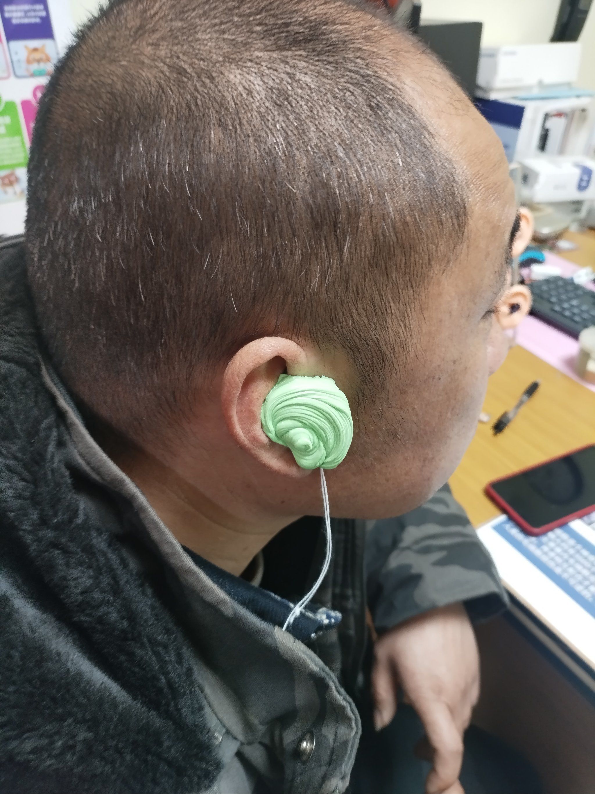 顾客到店做耳膜