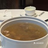 主动换骨碟，送客至门外。还是老牌的宾馆服务周到