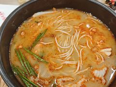 -花馬肆.云南过桥米线(汉神购物广场现场熬汤店)
