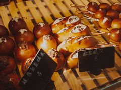 红豆碱水面包-天井·丑面包搭咖啡