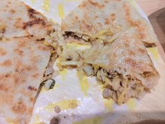 猪肉酸菜饼-甲乙饼·北京手工肉饼(西直门凯德茂店)