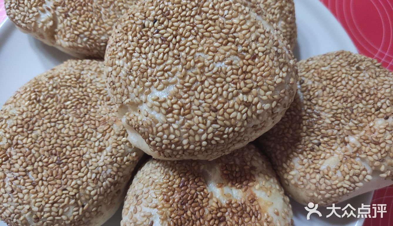 夹在烧饼里，肉夹饽就完成了，好吃！