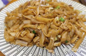 Premium Shrimp Paste Stir-Fried Beef Rice Noodles