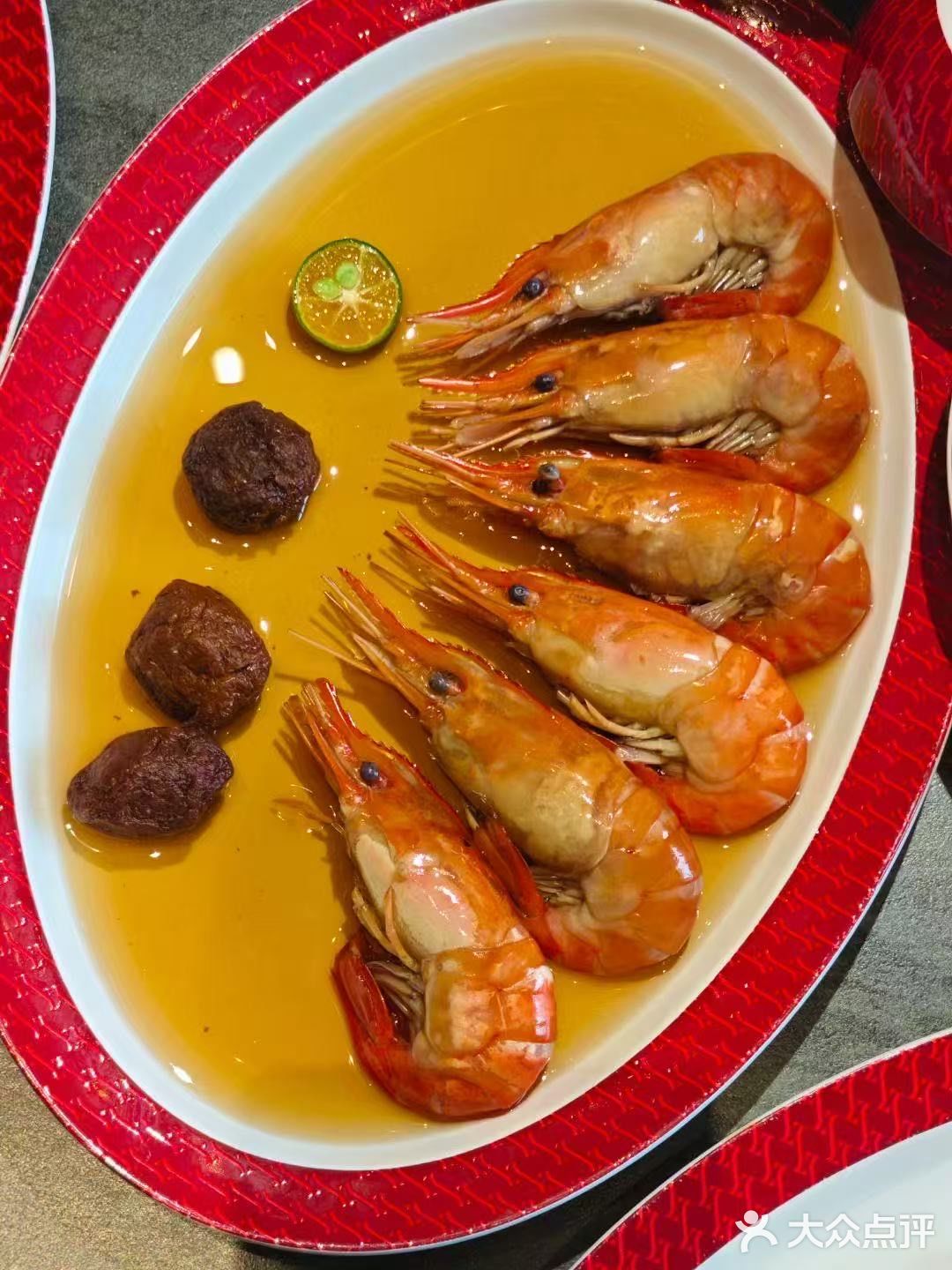 道精美的菜肴— 清蒸大闸蟹，鲜艳的红色，蟹膏饱满