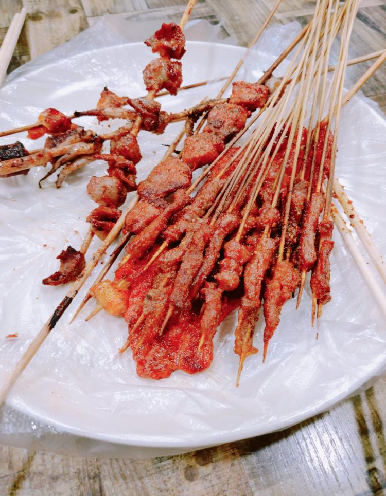 东北宾利哥烧烤-"晚上散步路过进来吃的,还可以吧,烤的比较.