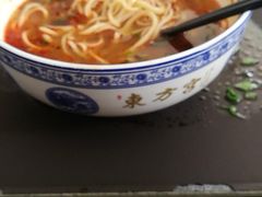 这是吃了一半的面，满满一碗，量很足-东方宫中国兰州牛肉拉面(新起街店)