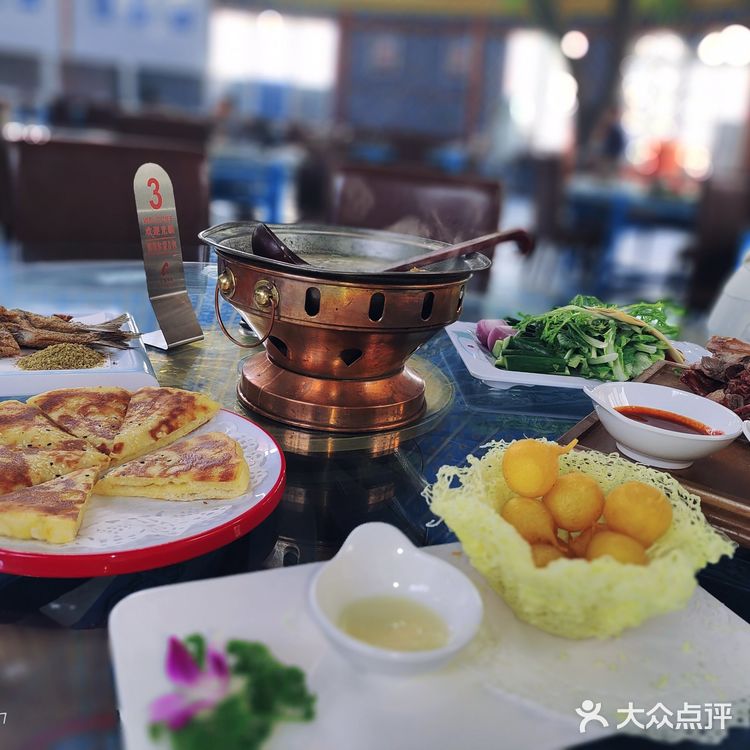 在海拉尔蒙古包品尝地道蒙古美食的独特体验