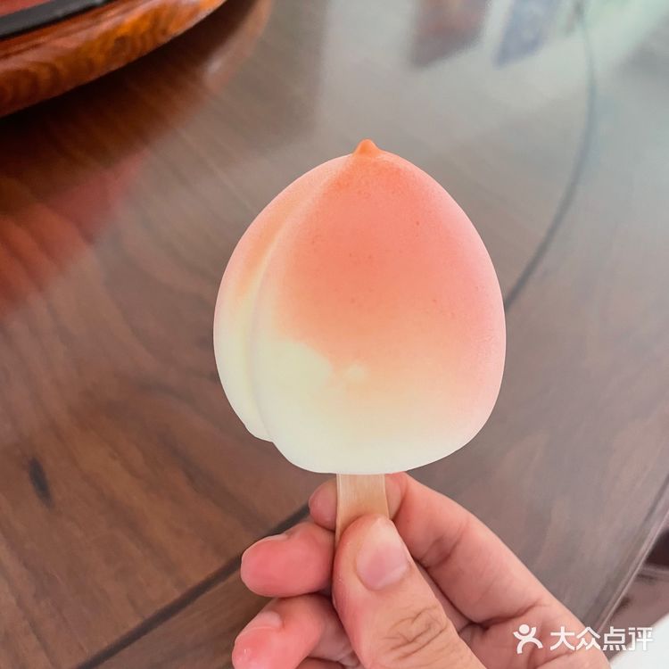 超爱桃子 更爱夏天里的桃子冰激凌