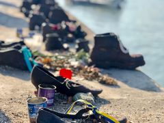 景点-多瑙河畔鞋履雕塑