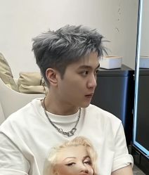 -一家只做男发烫染的店
