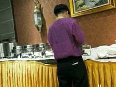 赞赞的蘑菇头眼镜服务生-金石唐风国际温泉会馆