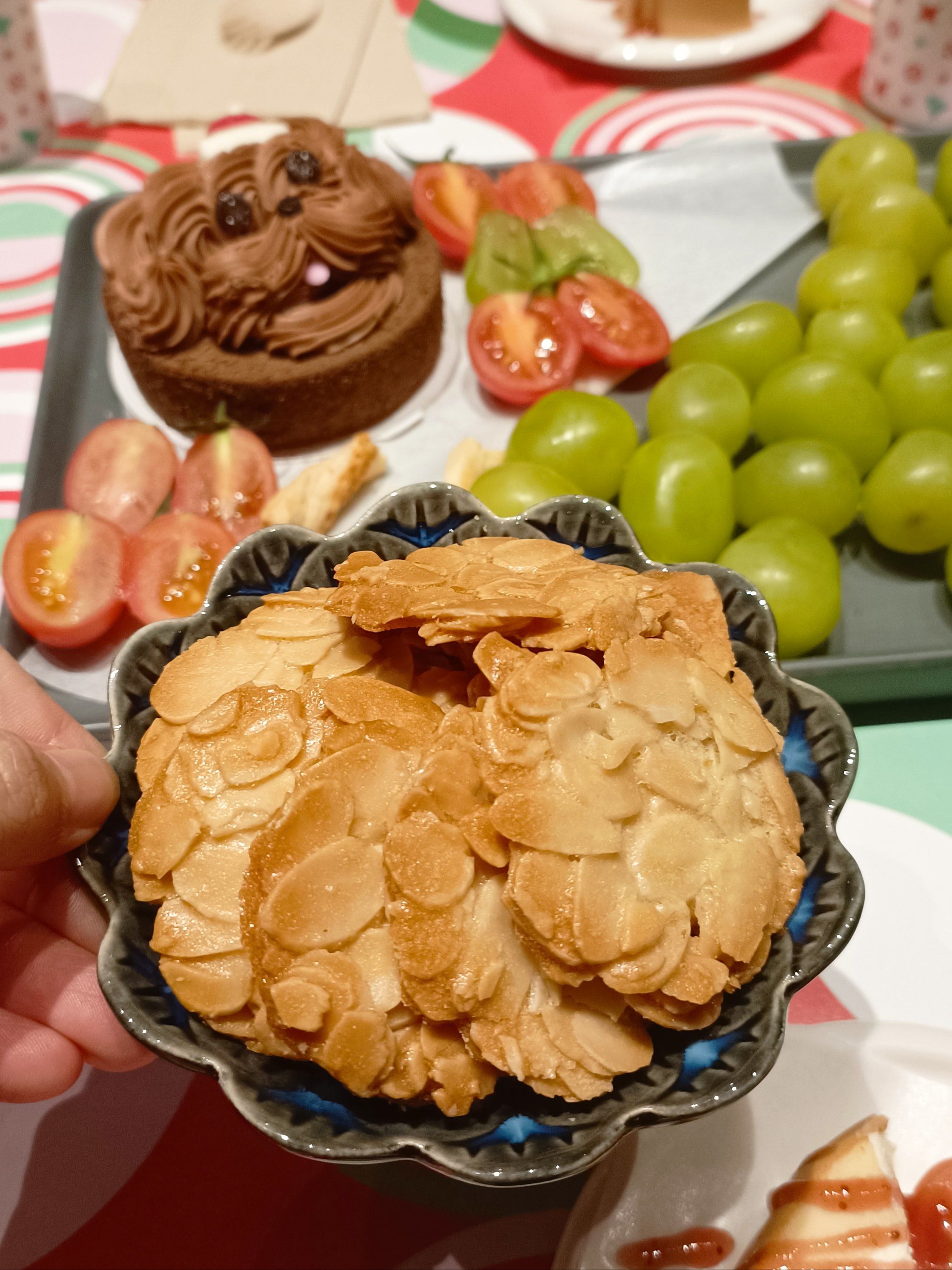 这也太酥了吧
去星巴克直接进行一个白嫖的滑躺

杏仁饼吃了
