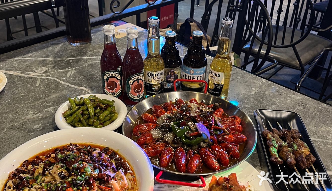 姐妹们集合！快来吃帅哥剥的龙虾！