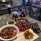 姐妹们集合！快来吃帅哥剥的龙虾！