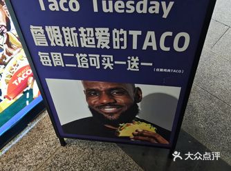 在熙街夜市上漫步，灯火辉煌中弥漫着各种美食的香味