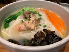 土鸡汤捞米线-云海肴·汽锅鸡·云南菜(天山百盛优客店)