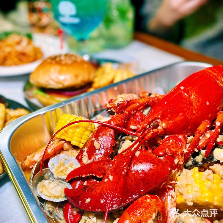 朋友聚餐首选地🦞鲜活波龙太豪横啦‼️
