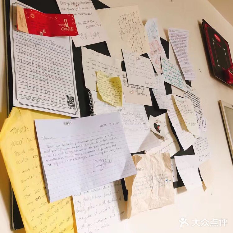 里面还有套房，套房里有三个房间，一个大厅一个厨房