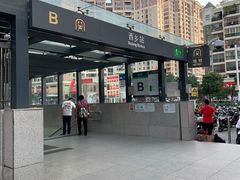 -深圳宝安体育馆希尔顿欢朋酒店