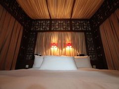 安缦颐和庭院套房-主卧室床榻全景3-北京颐和宾馆