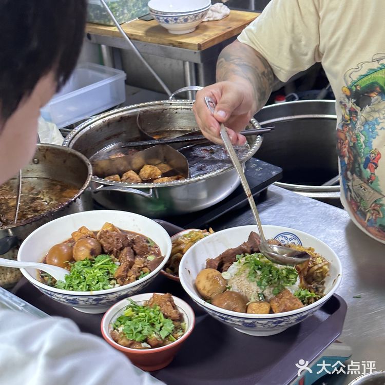 这大齐炖的牛肉烫饭 也太好吃了