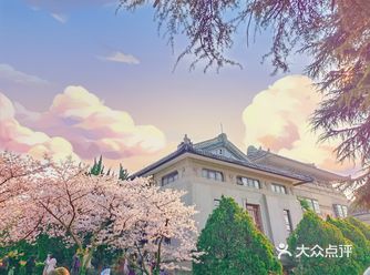 由于位置特殊，老斋舍(樱花城堡)房顶就是一览武汉大学
