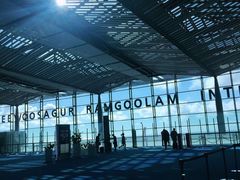 -西沃古尔·拉姆古兰爵士国际机场