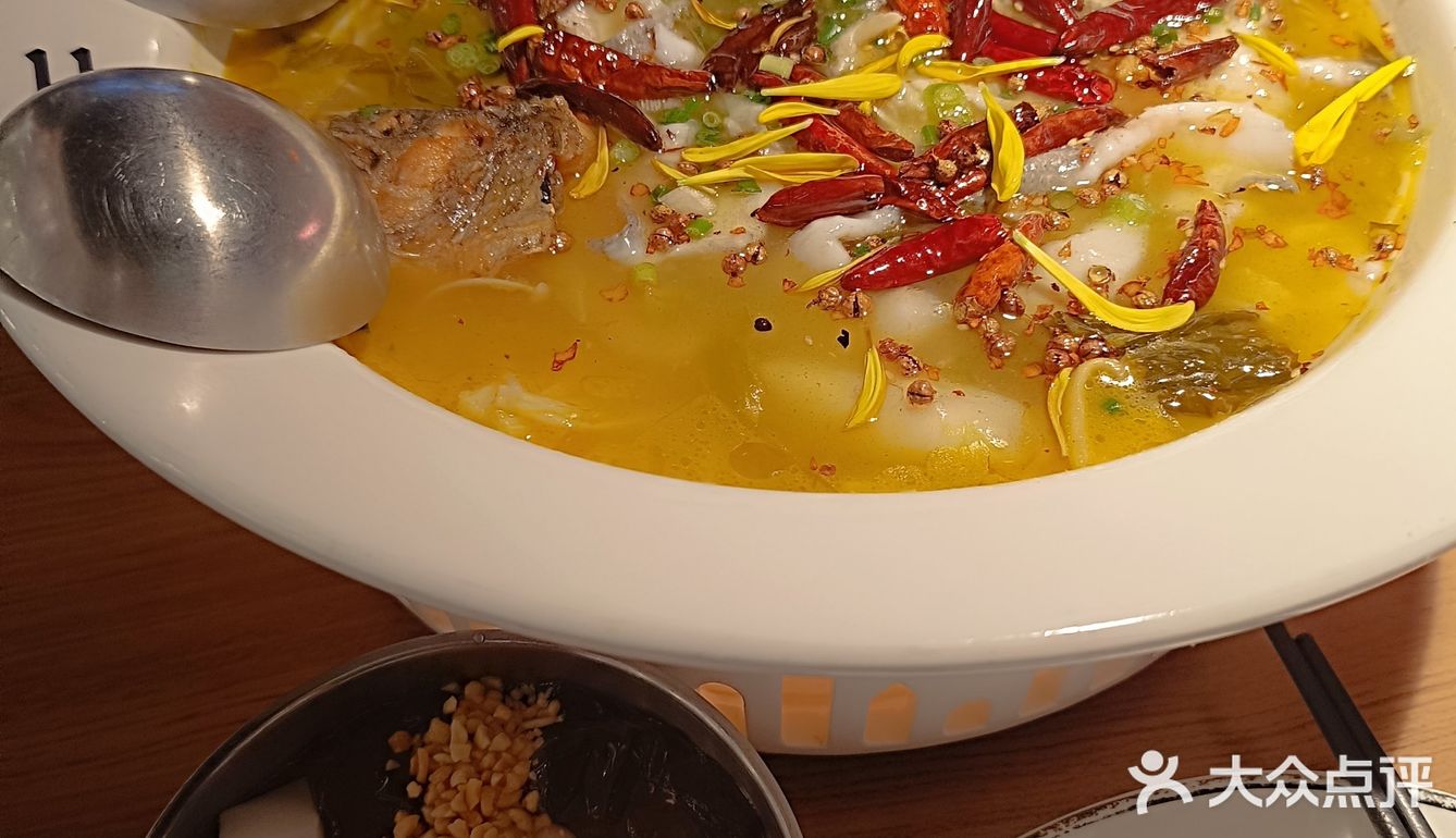 成都中秋这样过｜中秋，一家人来吃太二酸菜鱼