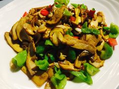 青椒炒牛肝菌-怡得饭庄·宋大妈昆明菜·始于1996
