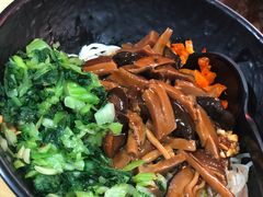 -两勺子一碗口水鸡拌面