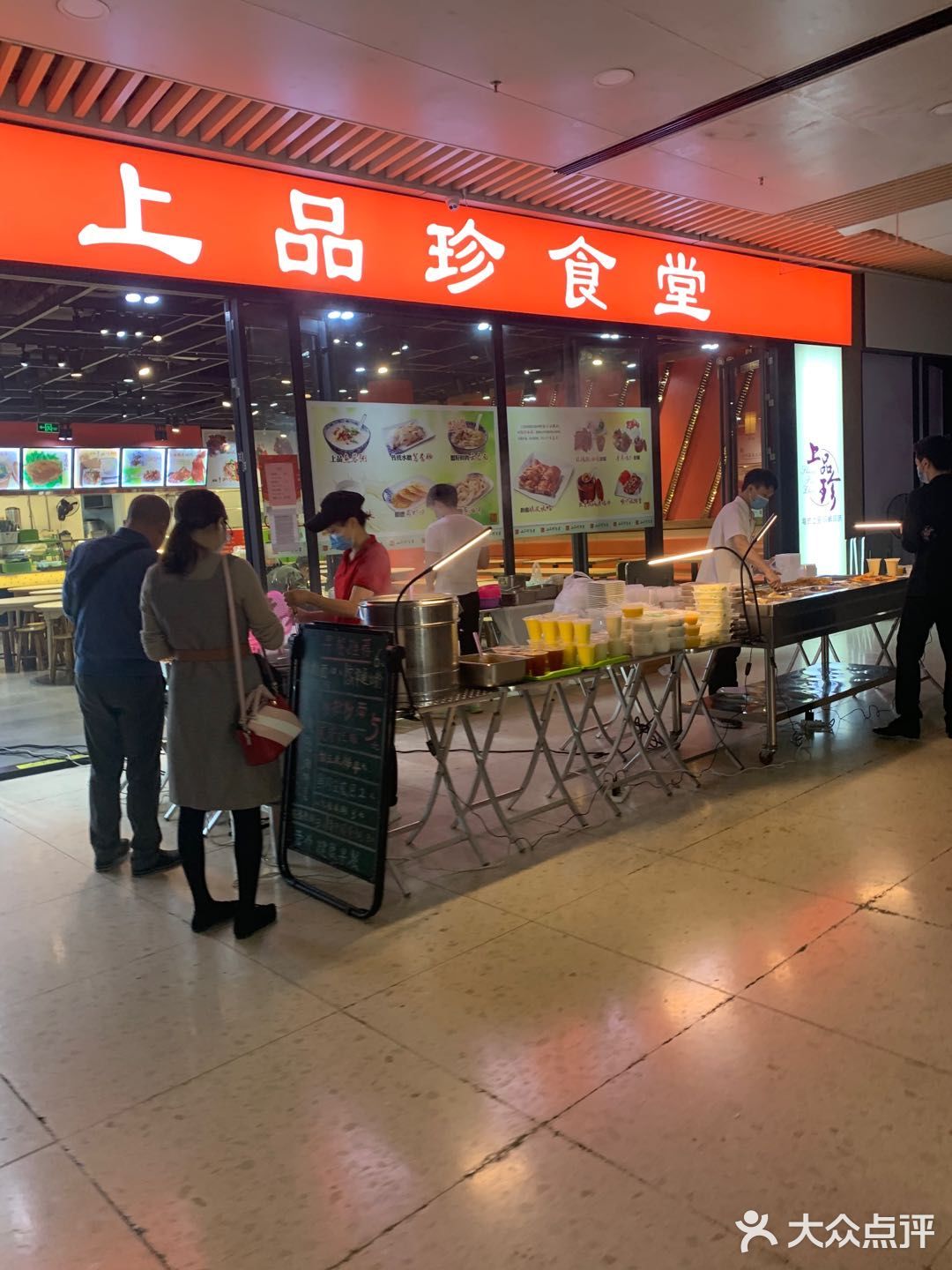 花城汇美食广场还是有部分店铺开了供应早餐和午餐